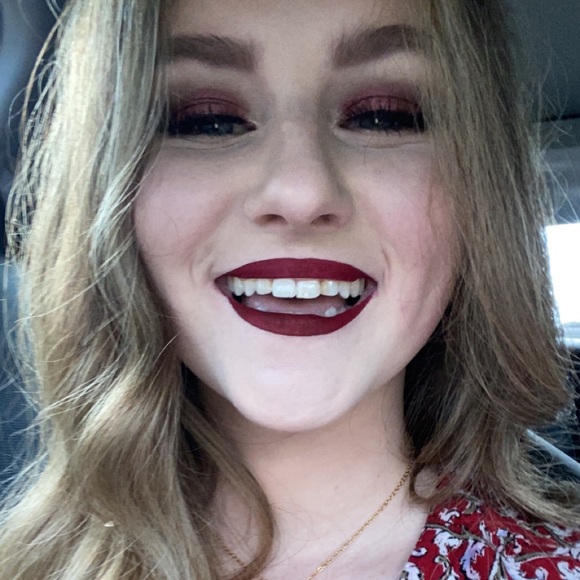 Meet your Posher, Alyssa - Picture 4 of 9